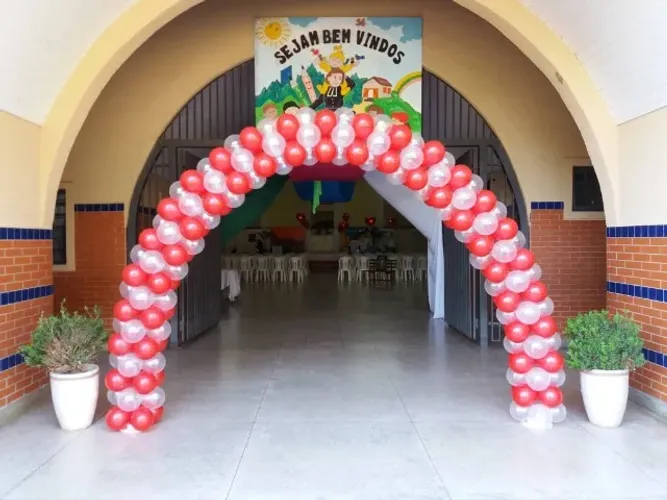 Arco de balões para comércio e festa infantil