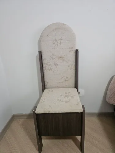Cadeira com Tábua de Passar Embutida e Baú Organizador