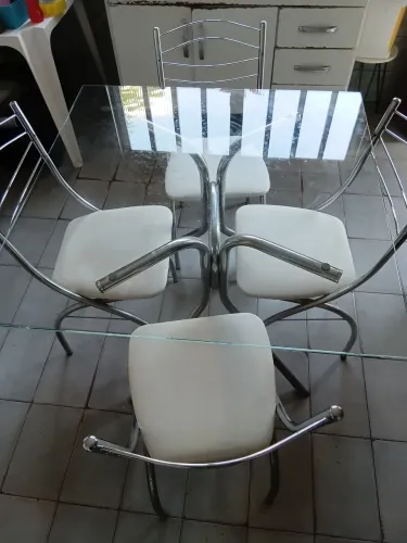 Mesa de vidro com 4 cadeiras