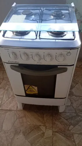 Fogão esmaltec 4 bocas alto-matico branco semi-novo, tudo funcionando perfeitamente.