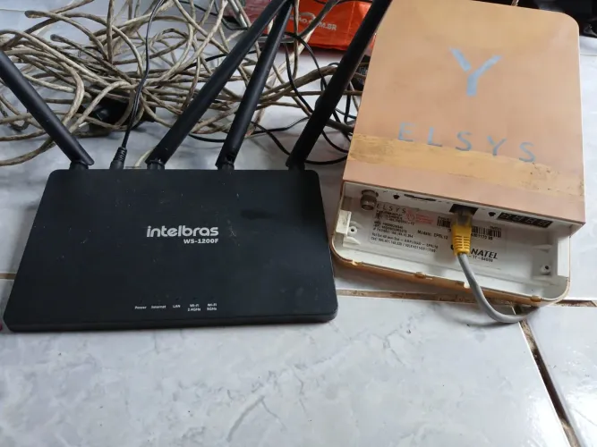 Vende-se um aparelho completo de internet para interior e locais urbanos com um roteador