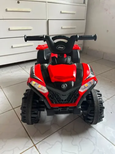 Quadriciclo elétrico infantil