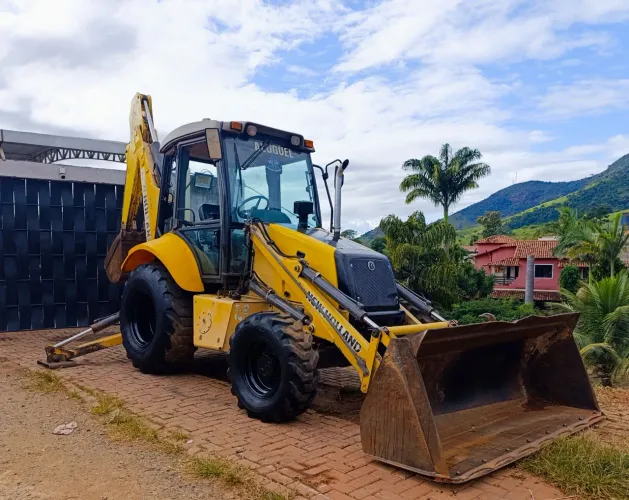 Retroescavadeira New Holland 4x4 LB110 2010