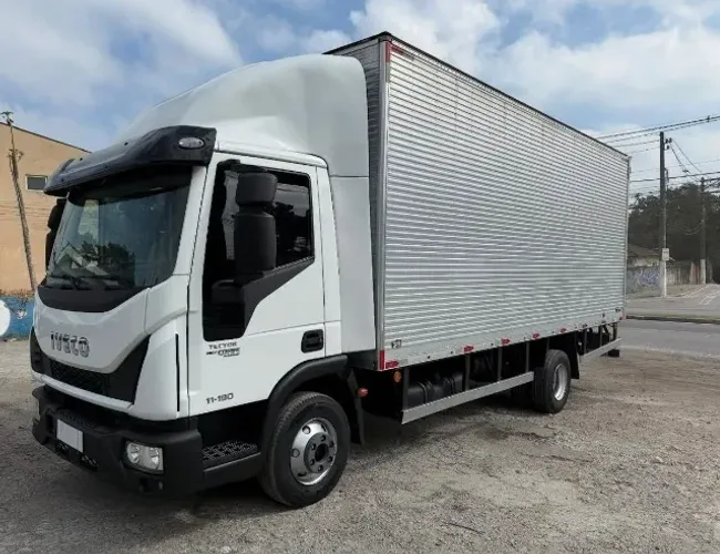 Iveco Tector 11190 4x2 - Ano 2019 Baú