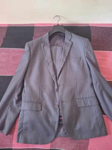 Terno premium na cor cinza. Paletó TAM:46 e calça TAM:40