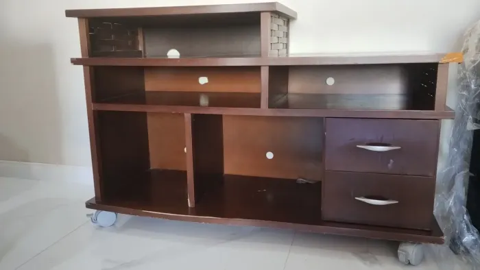 Rack amadeirado.