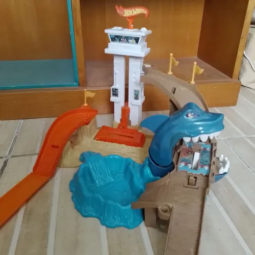 Hot Wheels City Ataque de Tubarão (ou Color Shifters Shark Rescue) da Mattel.