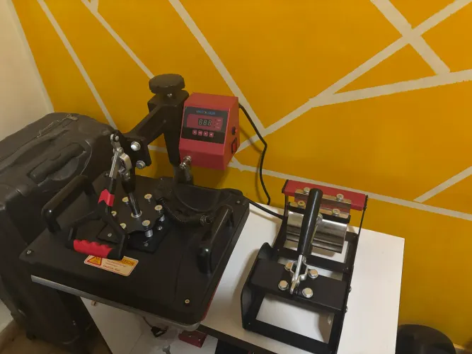 Máquina de sublimação, com canecas e caixas