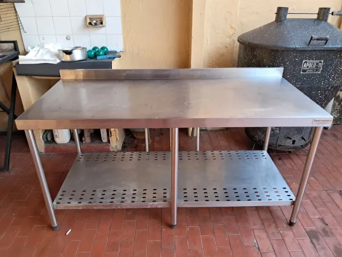 Vendo mesa de inox medindo 1,60 X 0,80 X 0,70