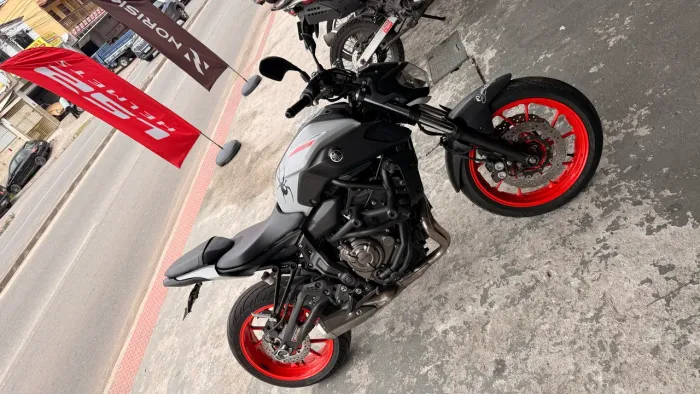 Mt07 2021 cinza