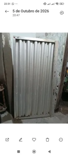 Vendo porta de alumínio usado mas em.perfeito estado medido 150 de altura por 80 de
