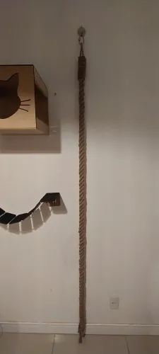 Corda de escalada para gatos Weysat de 1,97 cm x 2 m com gancho no teto montada