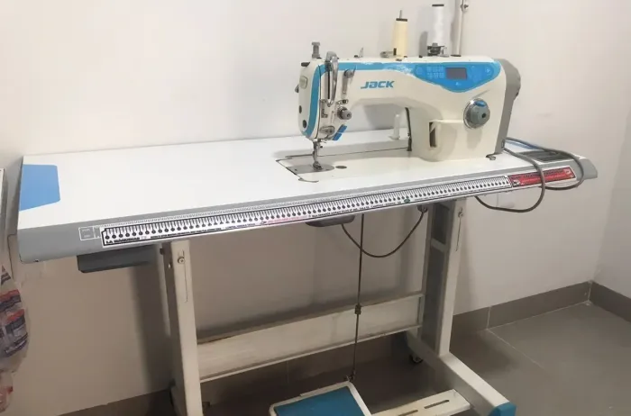 Máquina Reta eletrônica A3 semi nova excelente.