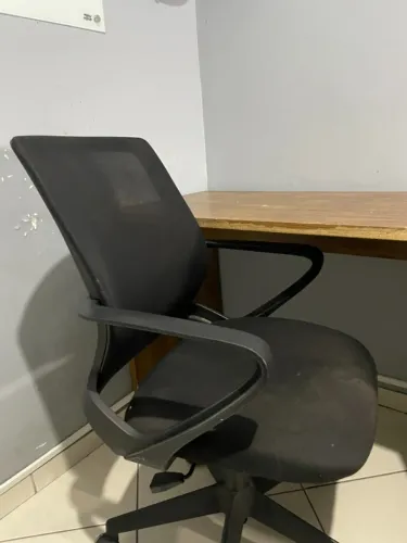 Cadeira de Escritório Ergonômica Giratória (Pistão a Gás e Regulagem)