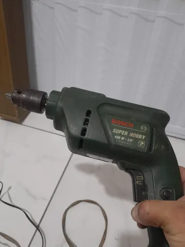 Vendo uma furadeira pra retirar peças *