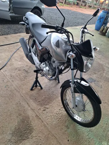 Vendo moto 160 ano 22 único dono toda original 