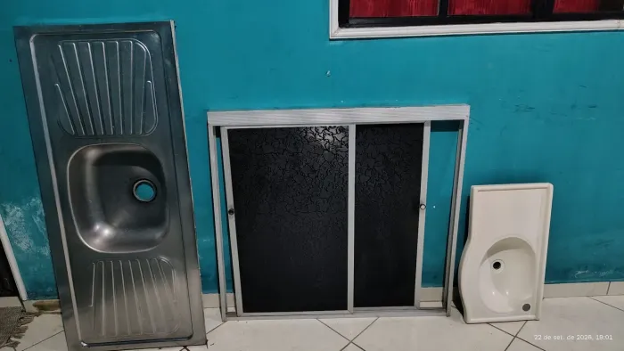 Kit para cozinha e uma pia de banheiro 