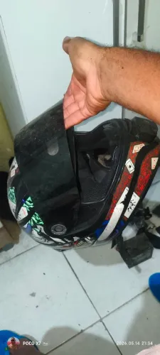 Capacete todo bom e com uma viseira transparente extra