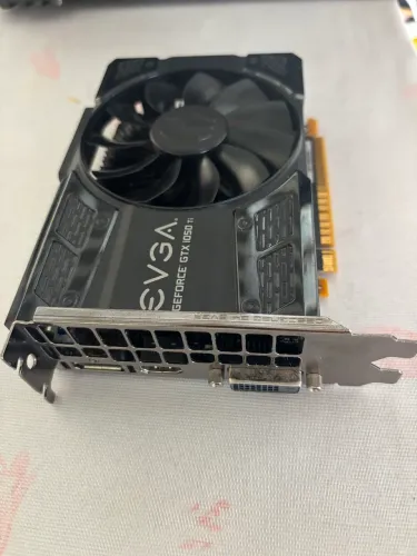 Placa de Vídeo EVGA GTX 1050 Ti 4GB - Ótimo Estado
