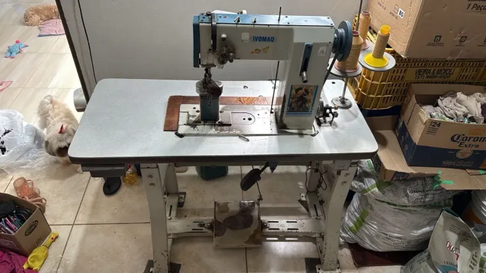 Máquina de Costura Industrial de Coluna para Sapatos e Couro - Ivomaq