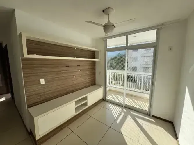 Alugo apartamento com 3 quartos, suíte e vaga no Centro - Maricá - RJ