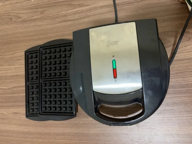 Sanduicheira com chapa para waffle - Oster 