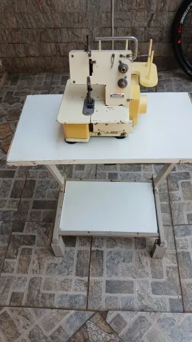 Maquina de costura ganoleira chinezinha funciona perfeitamente