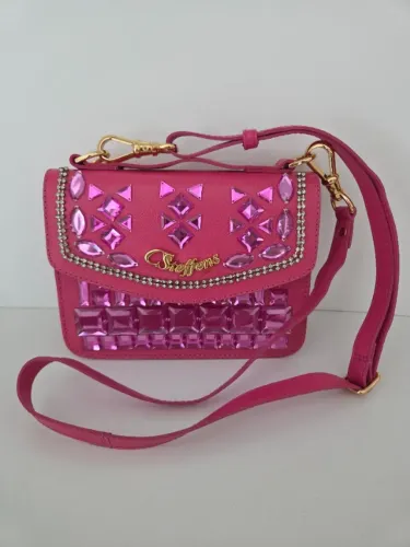 Bolsa de ombro rosa da marca Carmen Steffens, modelo pedraria com alça regulável
