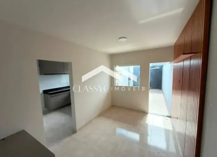 Sobrado com 2 suítes e cozinha planejada no Novo Mundo, Uberlândia/MG.