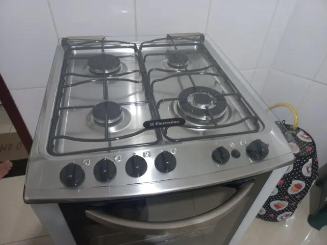 Vende se fogão Electrolux inox com acendimento automático e grill no forno bivolt 110/220.