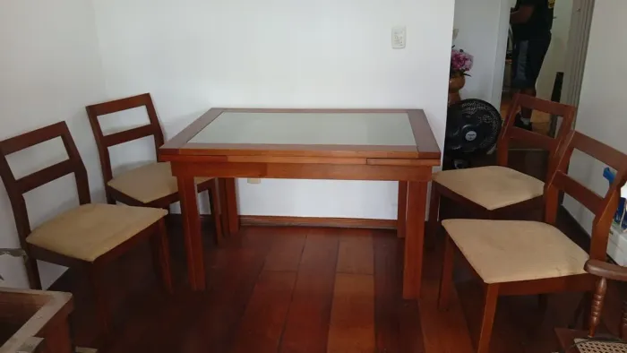 Mesa extensível com 4 Cadeiras em bom estado  