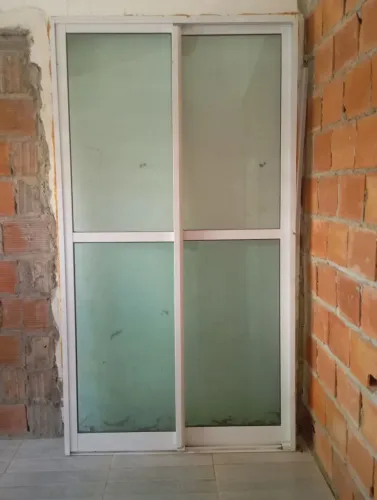 Vende-se porta de alumínio ,r$300