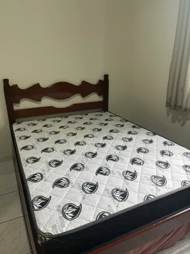 Cama de casal + 2 colchões 