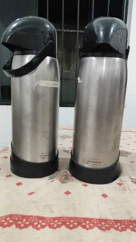 2 garrafas térmicas com defeito