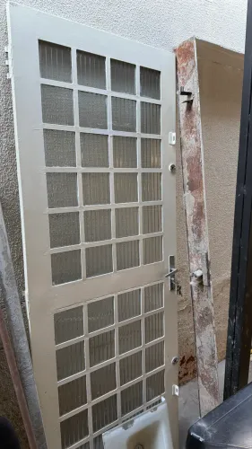 Porta de Ferro Completa com Portal, Fechadura e Chaves
