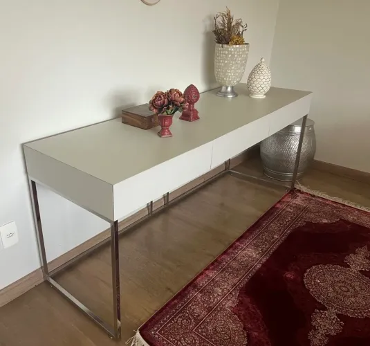 Linda escrivaninha contemporânea de MDF com inox!!! Versátil e prática!!