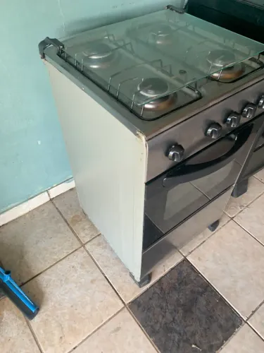 Vendo esse fogão inox tudo funcionando elétrico ?