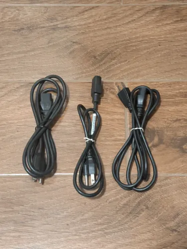 Cabo de força/energia TV, computador e fontes.