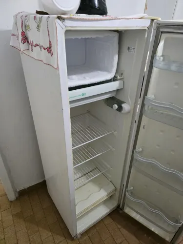 Vendo geladeira barato , funcionando perfeitamente