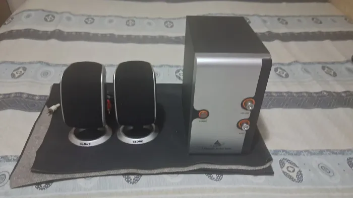 Sistema de caixas de som 2.1 com subwoofer amplificado