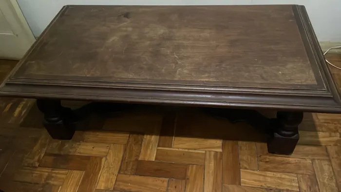 Mesa de centro em madeira maciça
