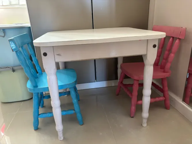 Mesa infantil 60x60 com 2 cadeiras
