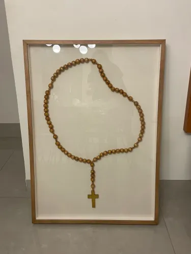 Quadro fé TAM 64x94 com moldura caixa e vidro translúcido