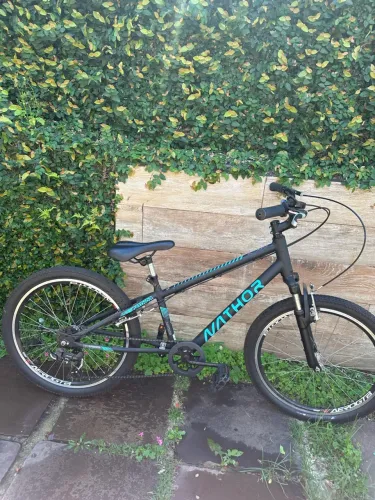 Bicicleta apollo nathor usada com danos medios na pintura