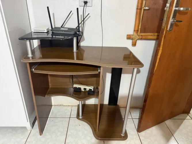 Mesa para computador marrom