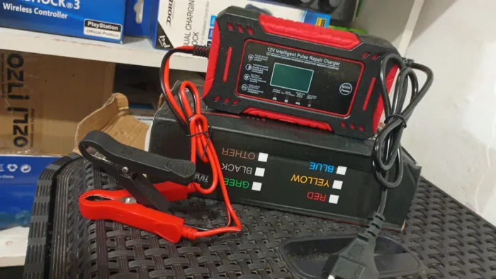 Carregador de bateria automotivo inteligente 12V com Display Digital