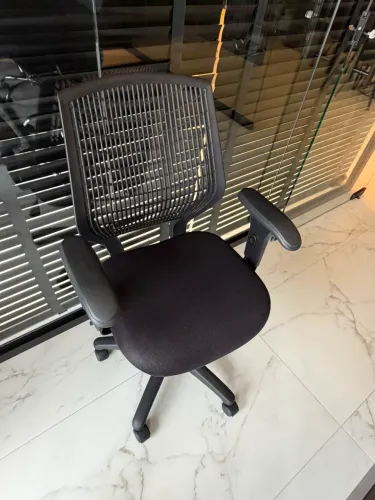 Cadeira de Escritório Preta Flexível - Ergonômica