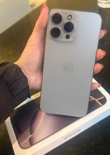 Vendo IPhone 16 pro Max semi novo 