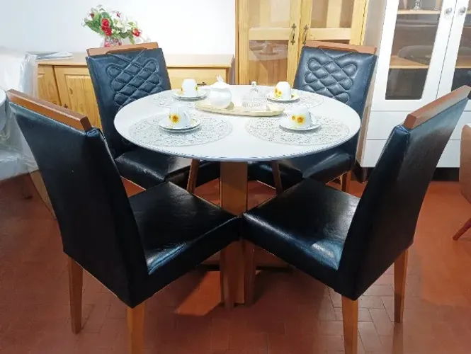 Conjunto Mesa de Jantar Vitória + 04 Cadeiras Bordadas Lara (Madeira).