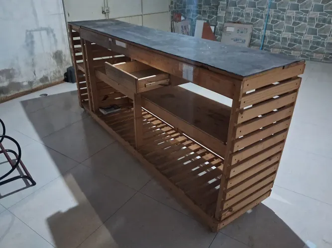 Balcão comercial de madeira ripado com vitrine